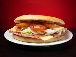 Hamburguesa de carne de pollo con huevo, beicon, york, queso y verdura