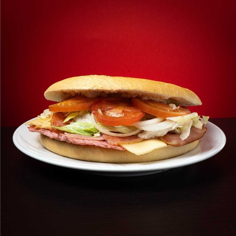 Hamburguesa de carne de pollo con huevo, beicon, york, queso y verdura