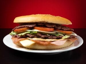 Doble hamburguesa de ternera con huevo, beicon, york, queso y verdura