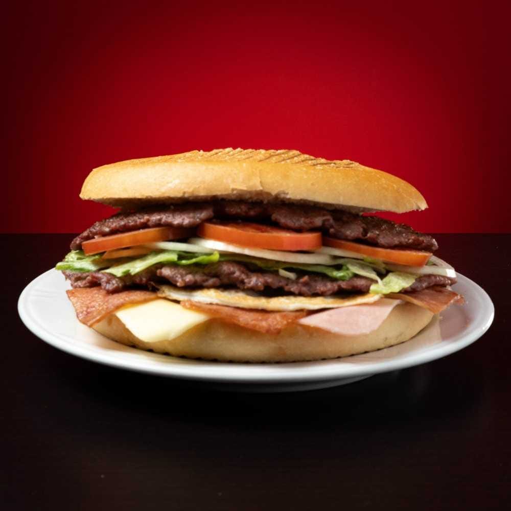 Doble hamburguesa de ternera con huevo, beicon, york, queso y verdura