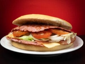 Doble hamburguesa de carne de pollo con huevo, beicon, york, queso y verdura