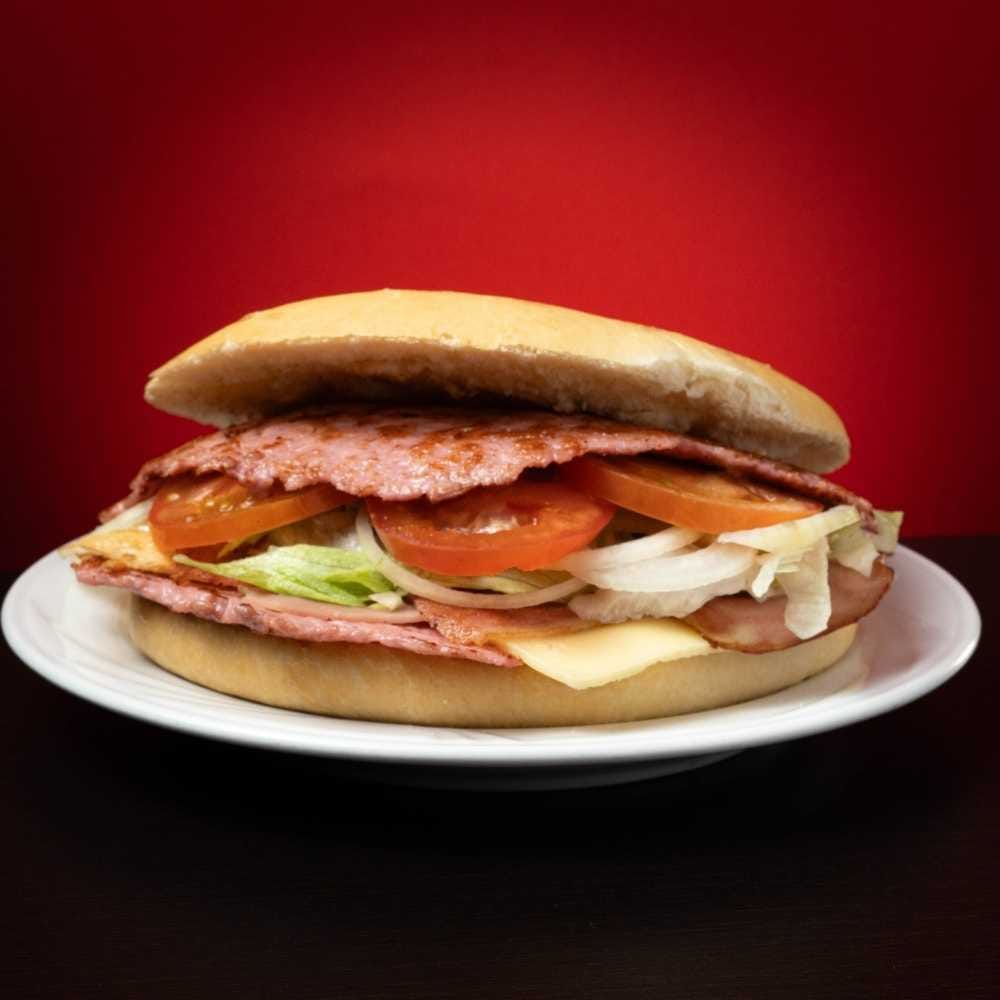 Doble hamburguesa de carne de pollo con huevo, beicon, york, queso y verdura