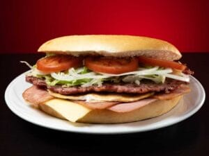 Hamburguesa de cerdo con huevo, beicon, york, queso y verdura