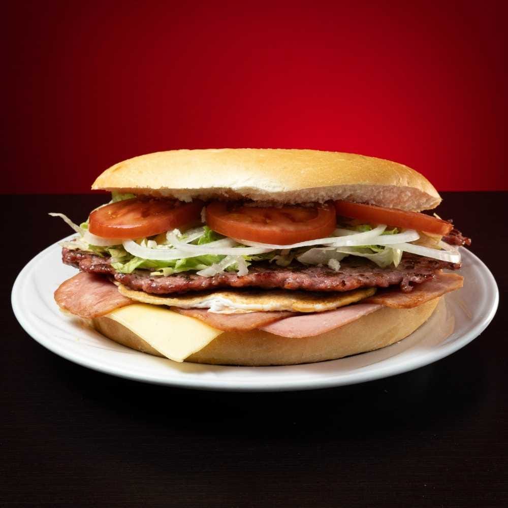 Hamburguesa de cerdo con huevo, beicon, york, queso y verdura