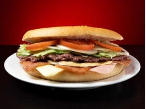Hamburguesa de ternera con huevo, beicon, york, queso y verdura