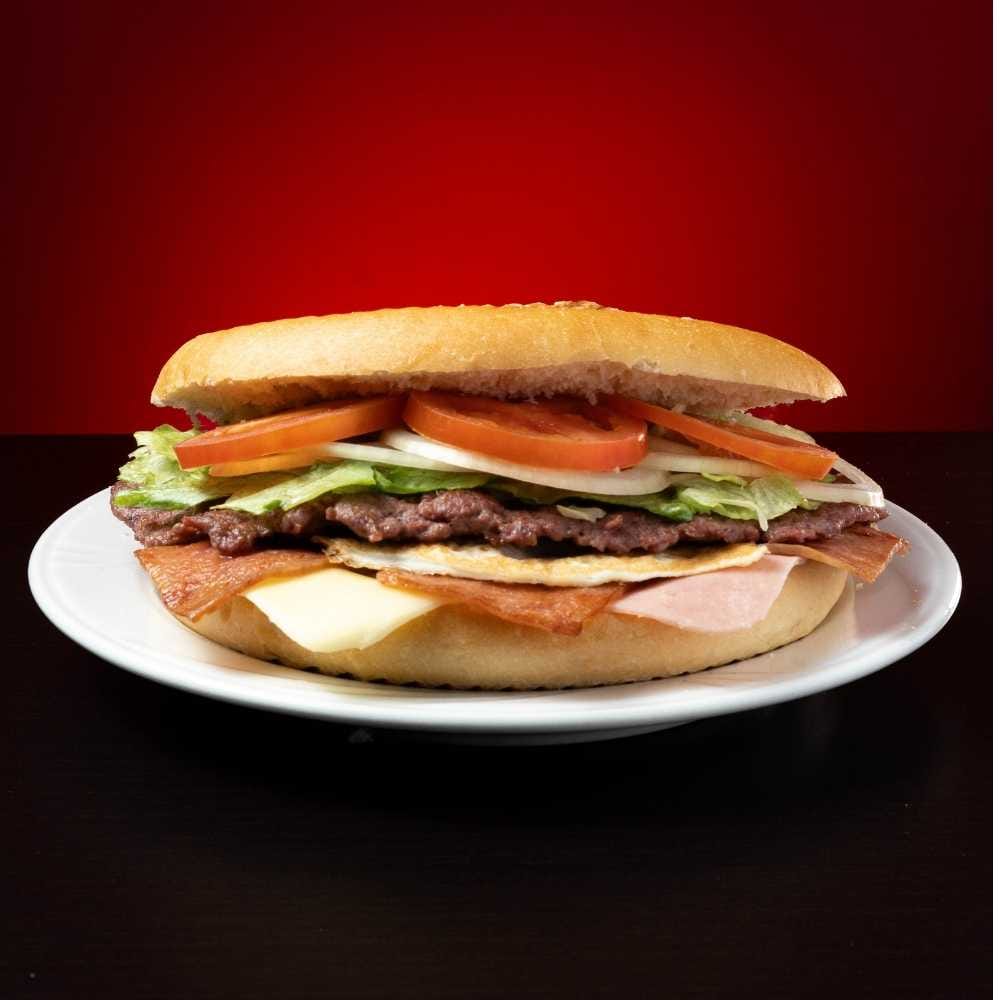 Hamburguesa de ternera con huevo, beicon, york, queso y verdura