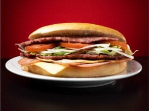 Doble hamburguesa de cerdo con huevo, queso, york, beicon y verdura