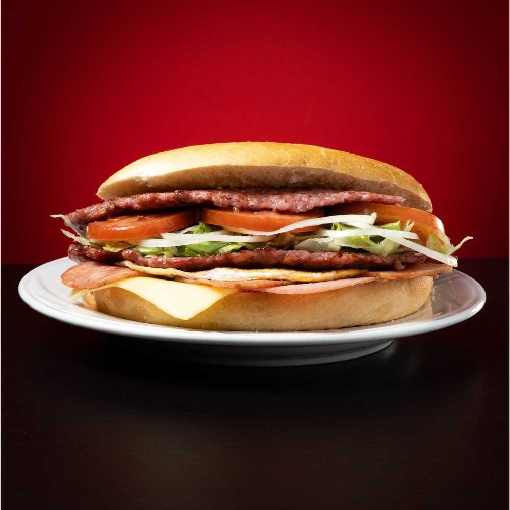 Doble hamburguesa de cerdo con huevo, queso, york, beicon y verdura