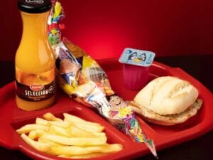 Menú infantil con pulguita de lomo, patatas fritas, bebida, postre y bolsa de chuches