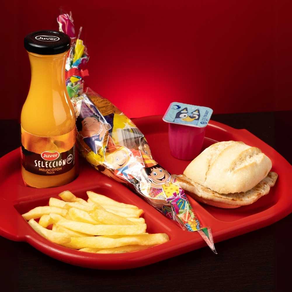 Menú infantil con pulguita de lomo, patatas fritas, bebida, postre y bolsa de chuches