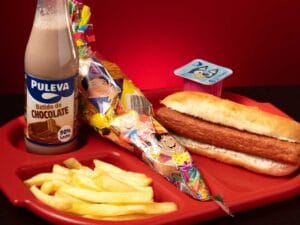 Menú infantil con perrito caliente, patatas fritas, bebida, postre y bolsa de chuches