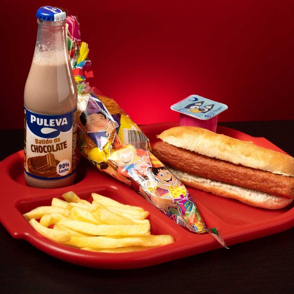 Menú infantil con perrito caliente, patatas fritas, bebida, postre y bolsa de chuches