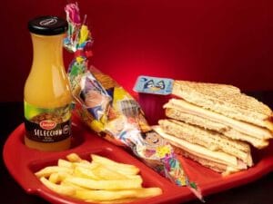Menú infantil con sándwich de york y queso, patatas, bebida, postre y chuches
