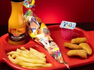 Menu infantil con nuggets y patatas fritas, bebida, postre y bolsa de chuches