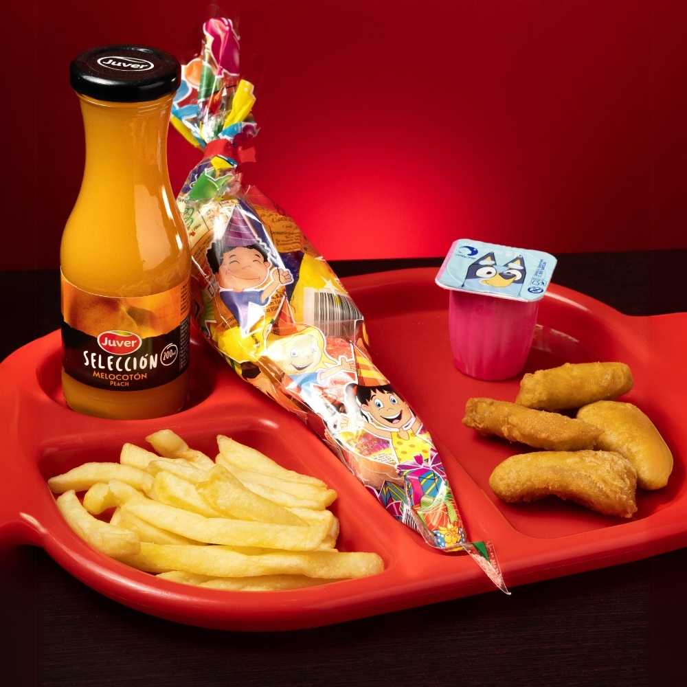 Menu infantil con nuggets y patatas fritas, bebida, postre y bolsa de chuches