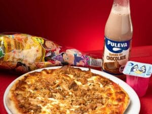 Menu infantil con pizza de atún, bebida, postre y bolsa de chuches