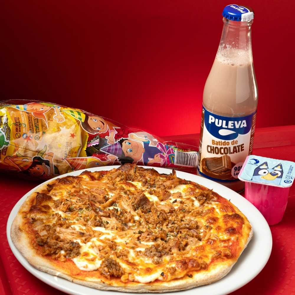 Menu infantil con pizza de atún, bebida, postre y bolsa de chuches