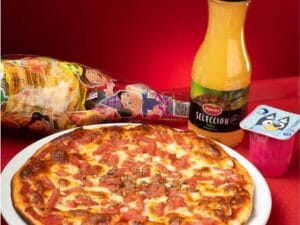 Menú infantil con pizza de york y queso, bebida, postre y bolsa de chuches