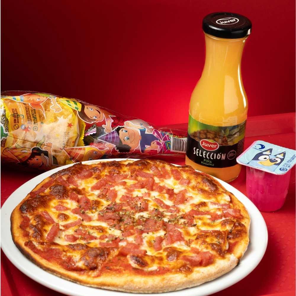 Menú infantil con pizza de york y queso, bebida, postre y bolsa de chuches