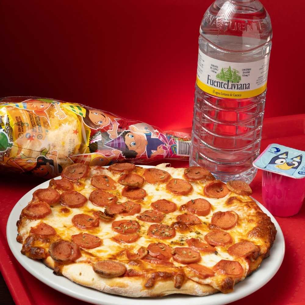 Menú infantil con pizza con salchichas, bebida, postre y bolsa de chuches
