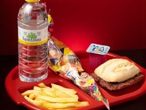Menú infantil con pulguita de hamburguesa, patatas fritas, bebida, postre y bolsa de chuches
